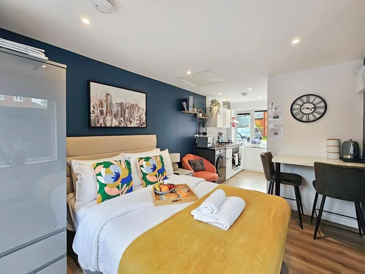 צ'לטנהם Blue Garden Retreat By Fortuna Property 0*,  בריטניה