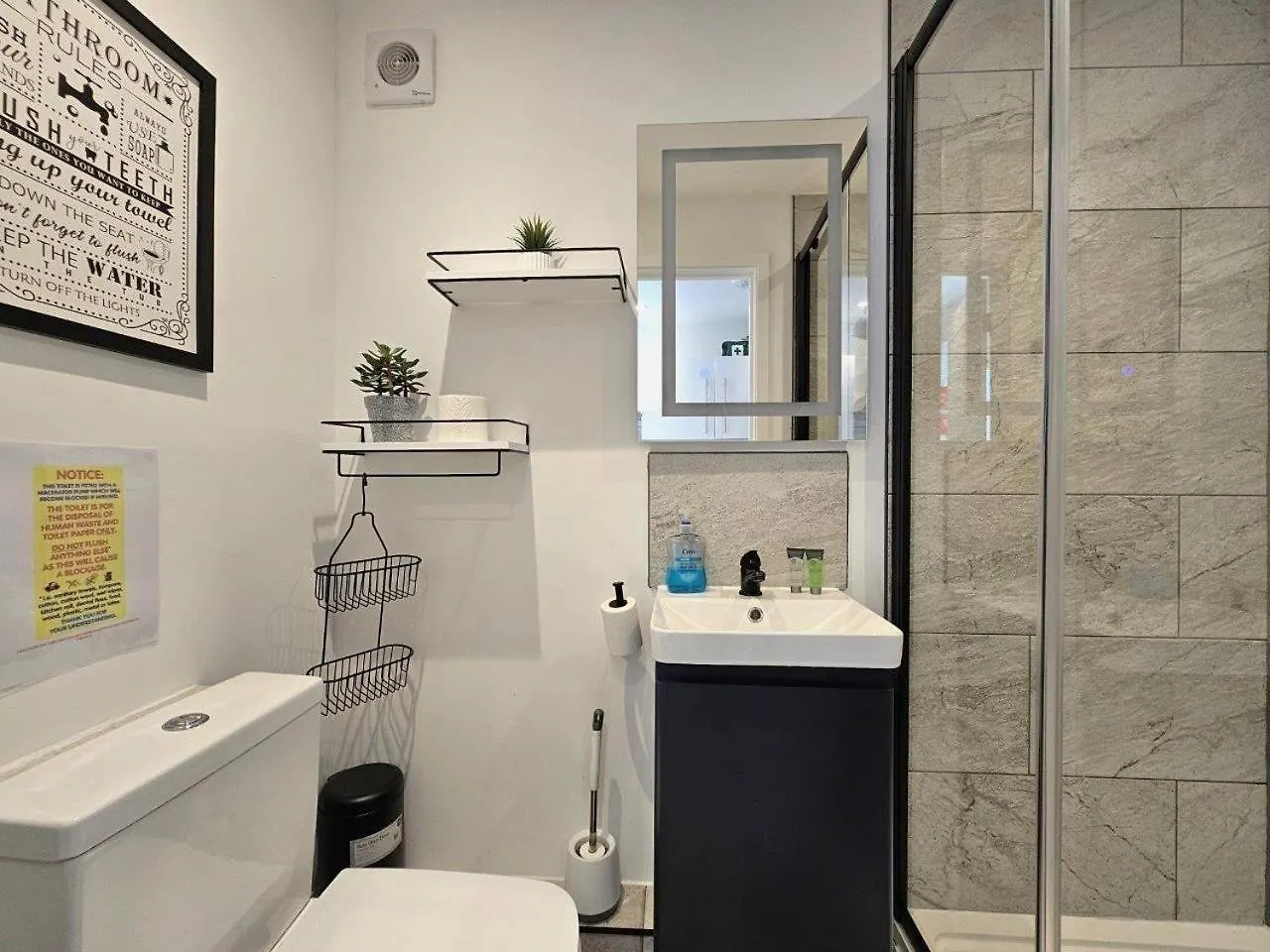 צ'לטנהם Blue Garden Retreat By Fortuna Property דירה
