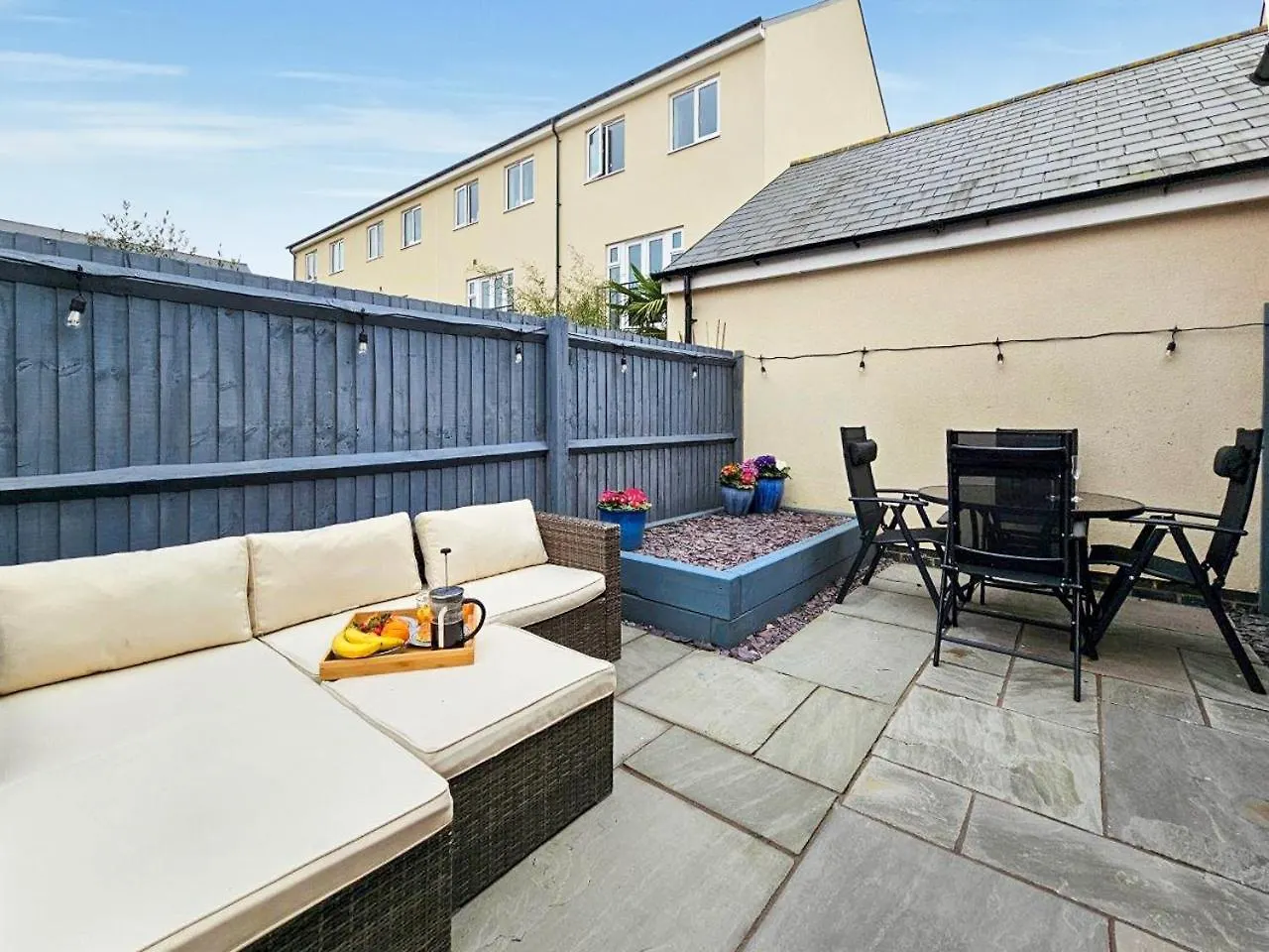 Blue Garden Retreat By Fortuna Property Cheltenham
