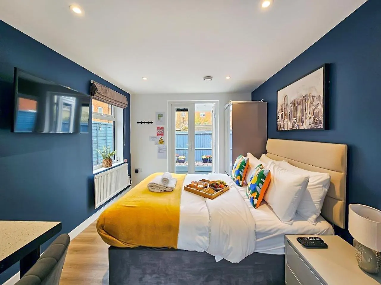 Blue Garden Retreat By Fortuna Property Cheltenham United Kingdom